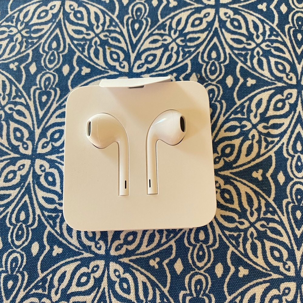 Make holiday giving easy! 🎄🕎 Apple iPhone ear buds brand new never used